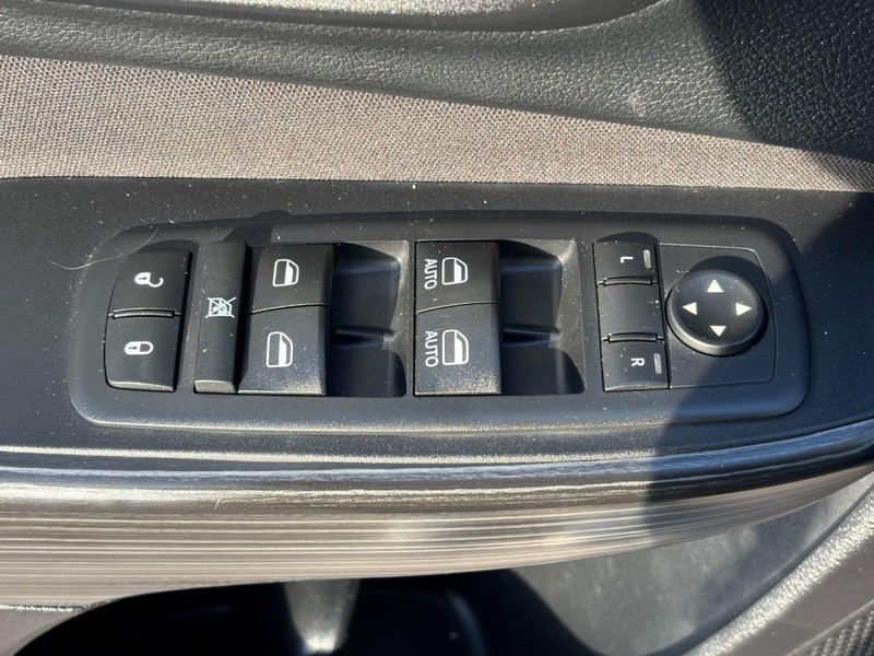 Jeep Cherokee Vehicle Full-screen Gallery Image 23