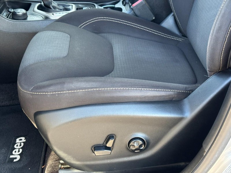 Jeep Cherokee Vehicle Full-screen Gallery Image 24