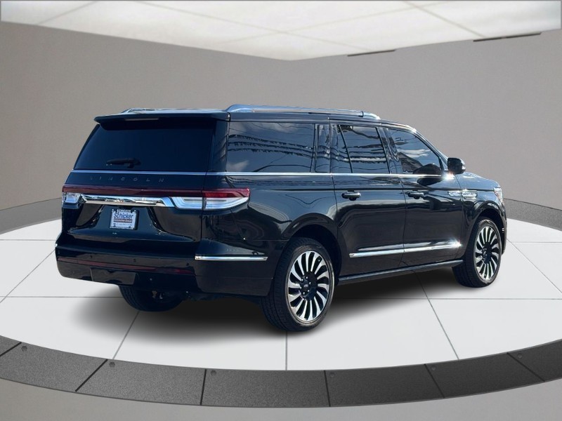 Lincoln Navigator L Vehicle Full-screen Gallery Image 03