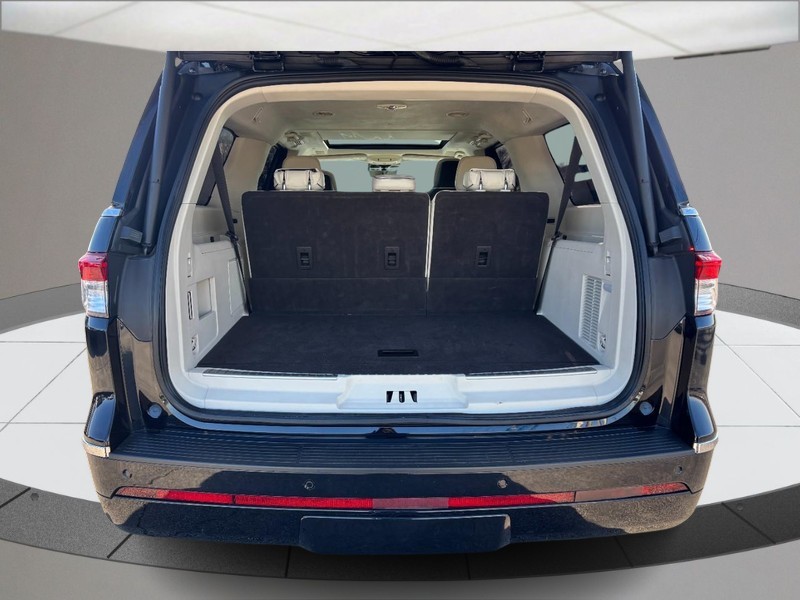 Lincoln Navigator L Vehicle Full-screen Gallery Image 04
