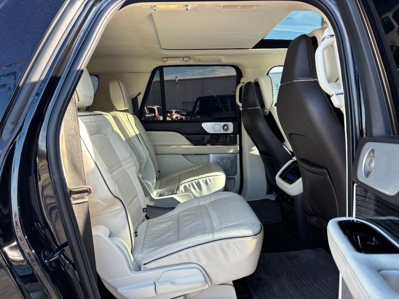 Lincoln Navigator L Vehicle Full-screen Gallery Image 10