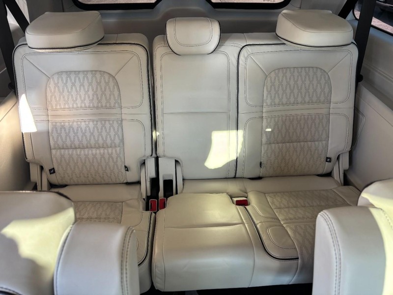 Lincoln Navigator L Vehicle Full-screen Gallery Image 11