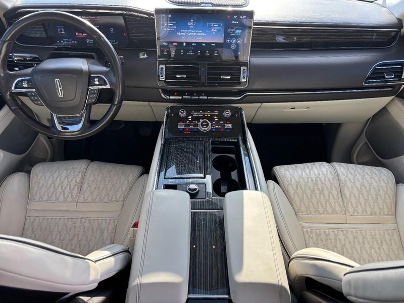 Lincoln Navigator L Vehicle Full-screen Gallery Image 12