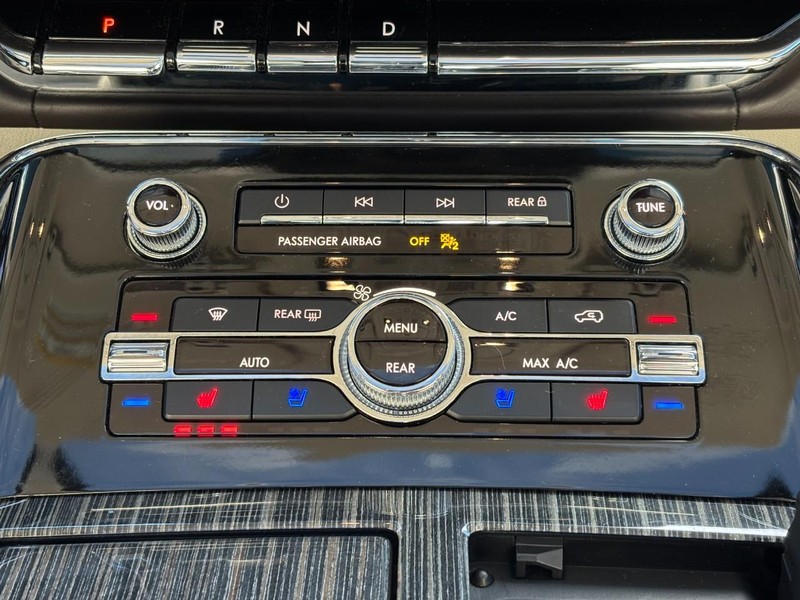 Lincoln Navigator L Vehicle Full-screen Gallery Image 15