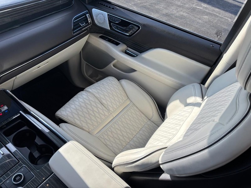 Lincoln Navigator L Vehicle Full-screen Gallery Image 16