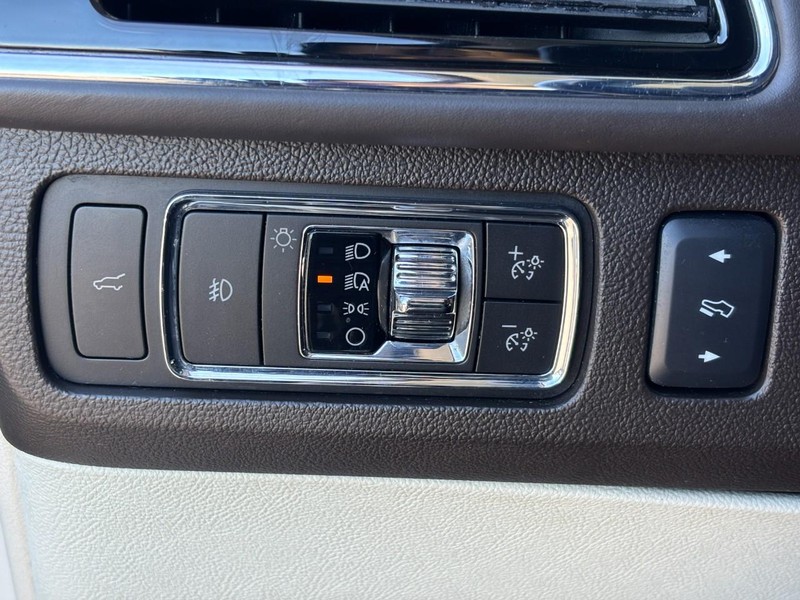 Lincoln Navigator L Vehicle Full-screen Gallery Image 17