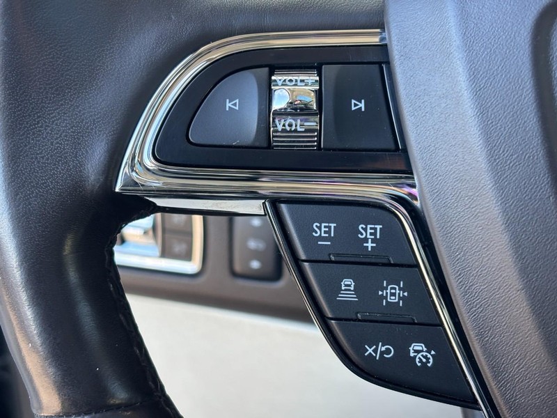 Lincoln Navigator L Vehicle Full-screen Gallery Image 18