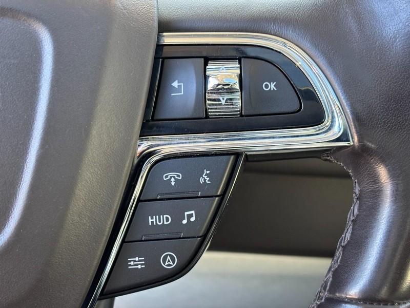 Lincoln Navigator L Vehicle Full-screen Gallery Image 19