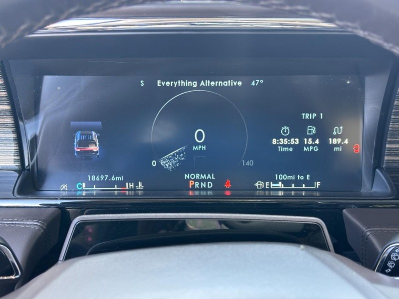 Lincoln Navigator L Vehicle Full-screen Gallery Image 20