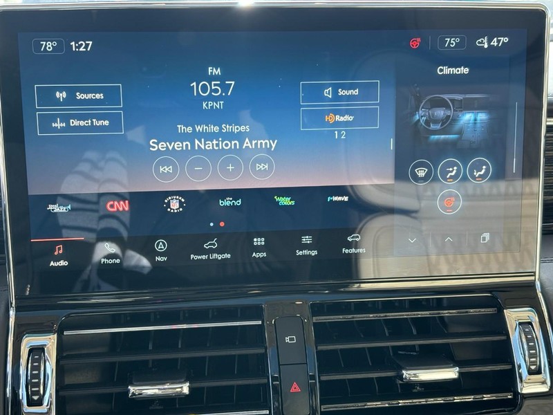 Lincoln Navigator L Vehicle Full-screen Gallery Image 21