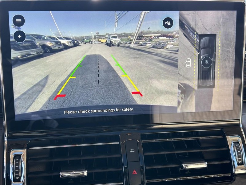 Lincoln Navigator L Vehicle Full-screen Gallery Image 22