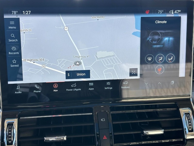 Lincoln Navigator L Vehicle Full-screen Gallery Image 23