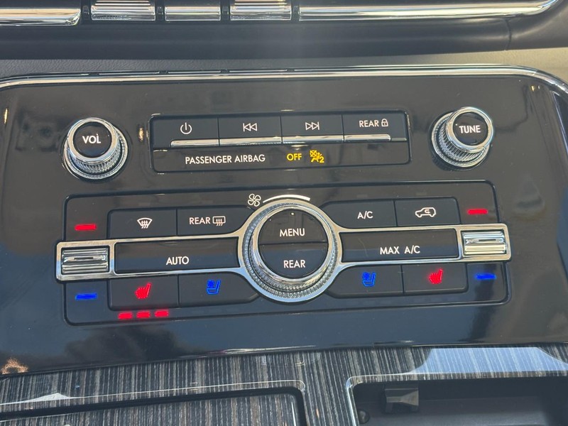 Lincoln Navigator L Vehicle Full-screen Gallery Image 24