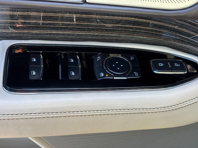 Lincoln Navigator L Vehicle Full-screen Gallery Image 25