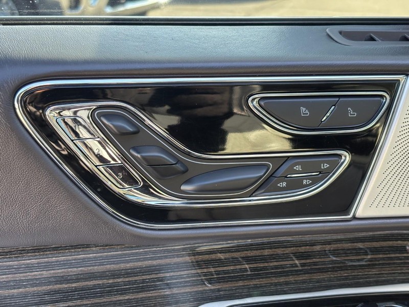 Lincoln Navigator L Vehicle Full-screen Gallery Image 26