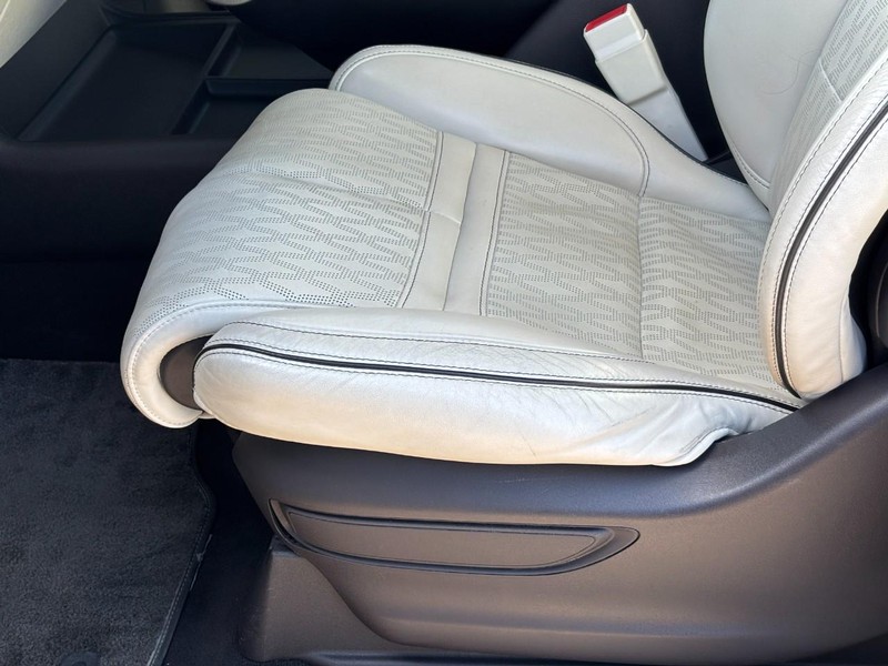 Lincoln Navigator L Vehicle Full-screen Gallery Image 27