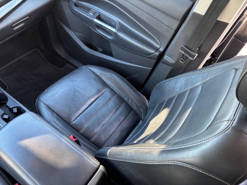 Ford Escape Vehicle Full-screen Gallery Image 15