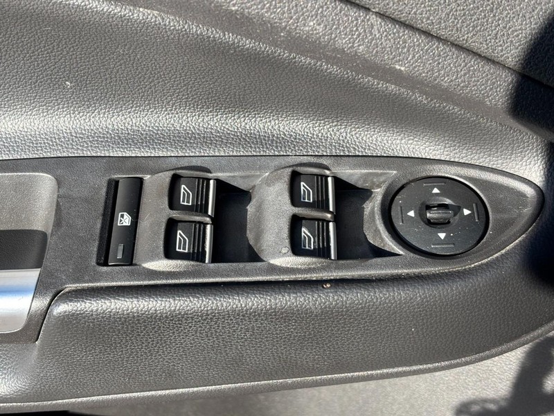 Ford Escape Vehicle Full-screen Gallery Image 24