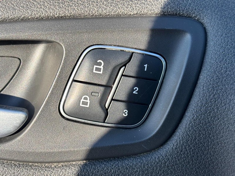 Ford Escape Vehicle Full-screen Gallery Image 25