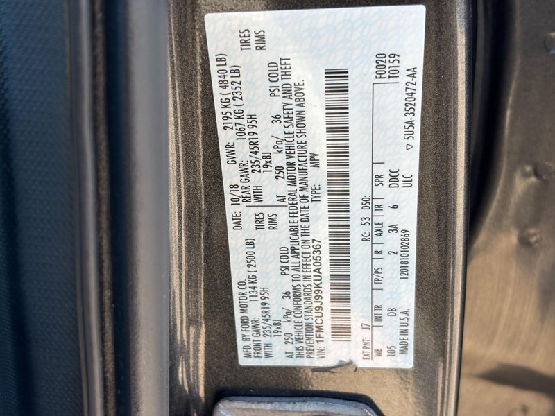 Ford Escape Vehicle Full-screen Gallery Image 27