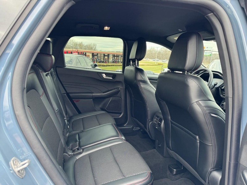 Ford Escape Vehicle Full-screen Gallery Image 10