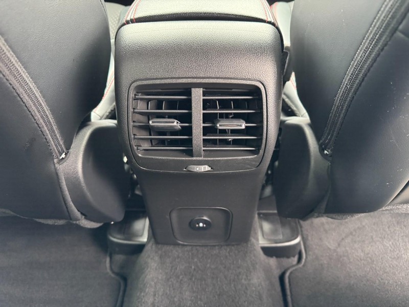 Ford Escape Vehicle Full-screen Gallery Image 16