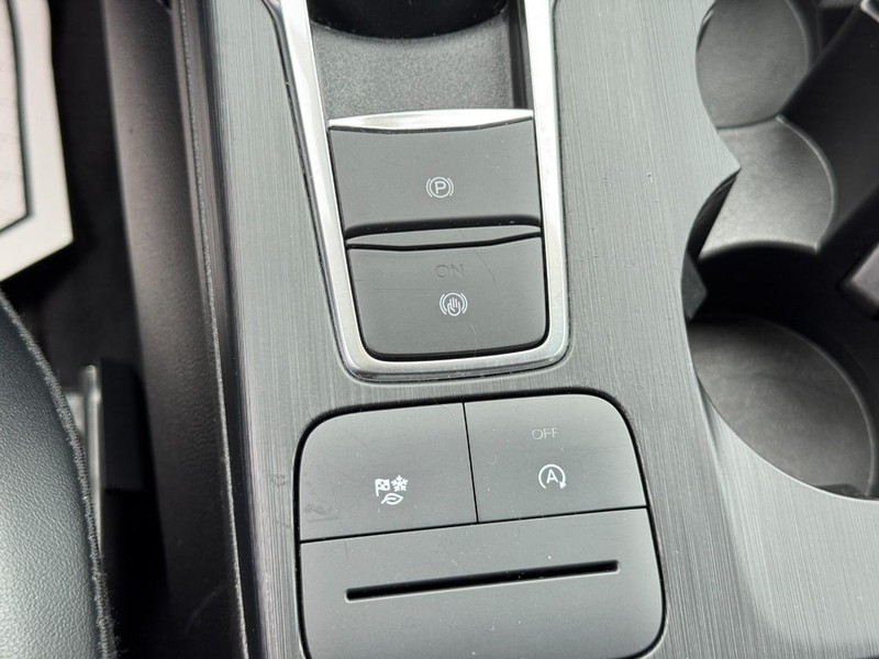 Ford Escape Vehicle Full-screen Gallery Image 23