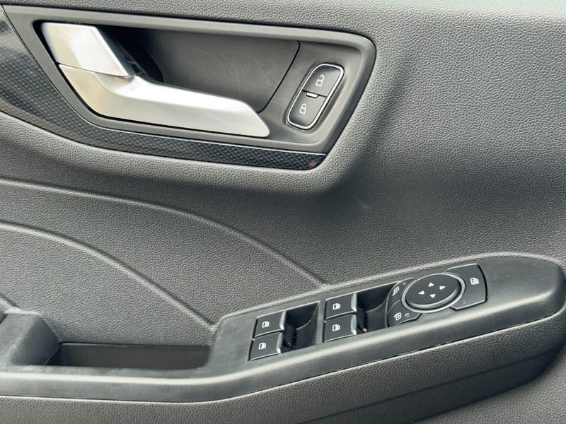 Ford Escape Vehicle Full-screen Gallery Image 24