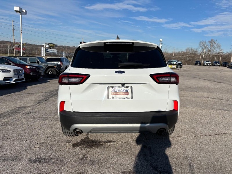 Ford Escape Vehicle Full-screen Gallery Image 05