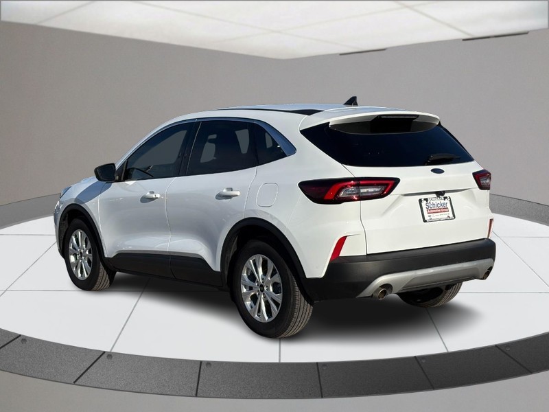 Ford Escape Vehicle Full-screen Gallery Image 06