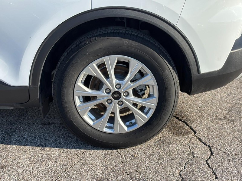 Ford Escape Vehicle Full-screen Gallery Image 07