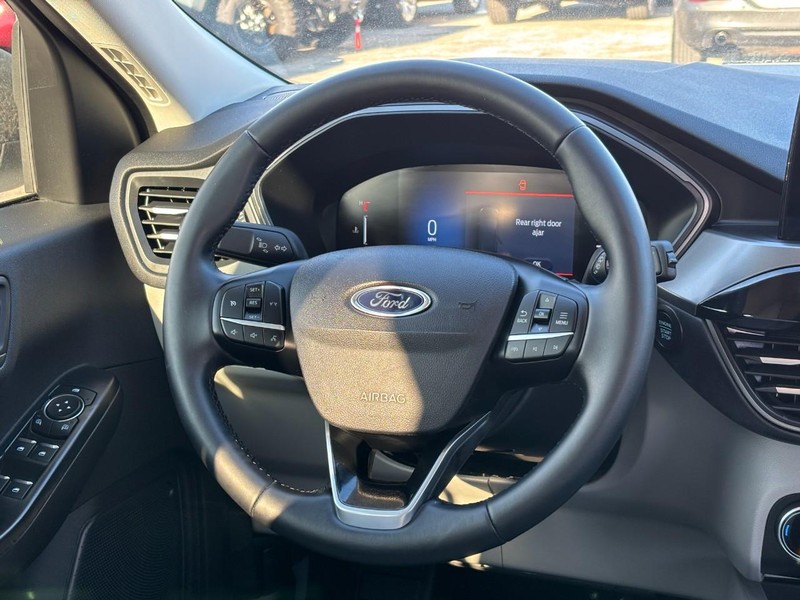 Ford Escape Vehicle Full-screen Gallery Image 12