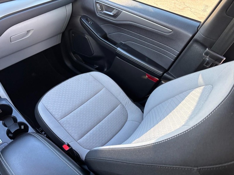 Ford Escape Vehicle Full-screen Gallery Image 16