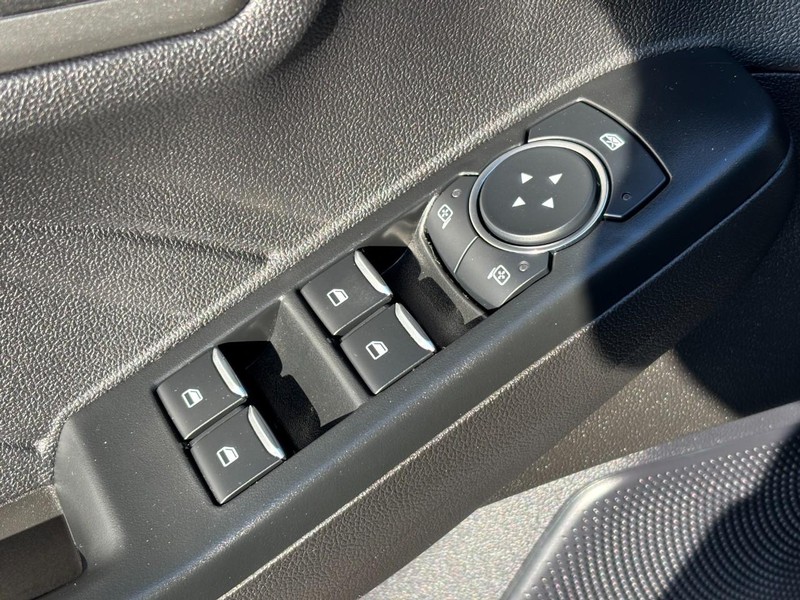 Ford Escape Vehicle Full-screen Gallery Image 24