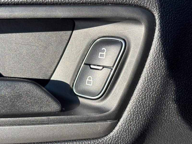 Ford Escape Vehicle Full-screen Gallery Image 25