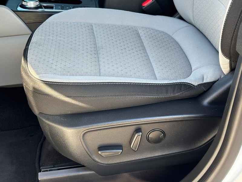 Ford Escape Vehicle Full-screen Gallery Image 26