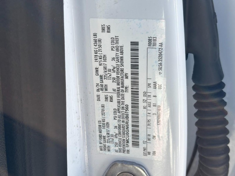 Ford Escape Vehicle Full-screen Gallery Image 27