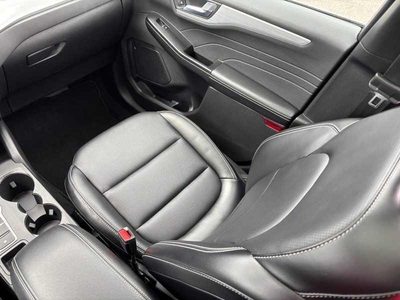 Ford Escape Vehicle Full-screen Gallery Image 15