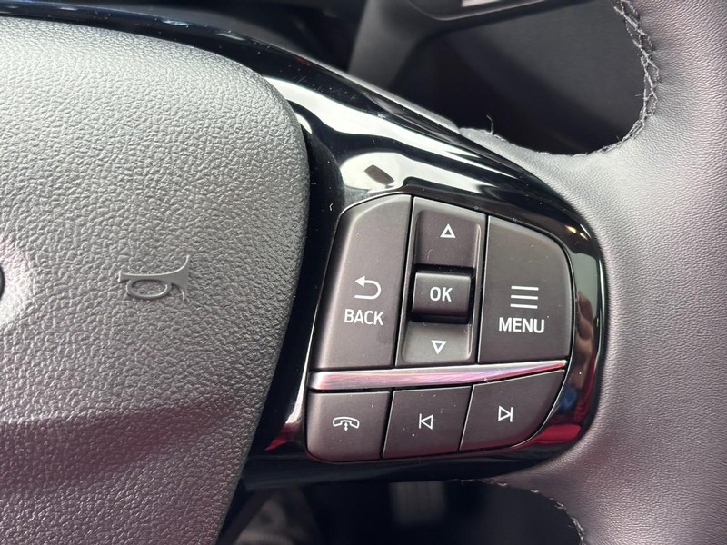 Ford Escape Vehicle Full-screen Gallery Image 18