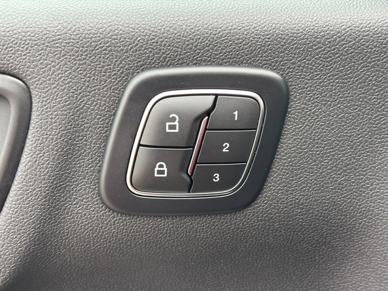 Ford Escape Vehicle Full-screen Gallery Image 25