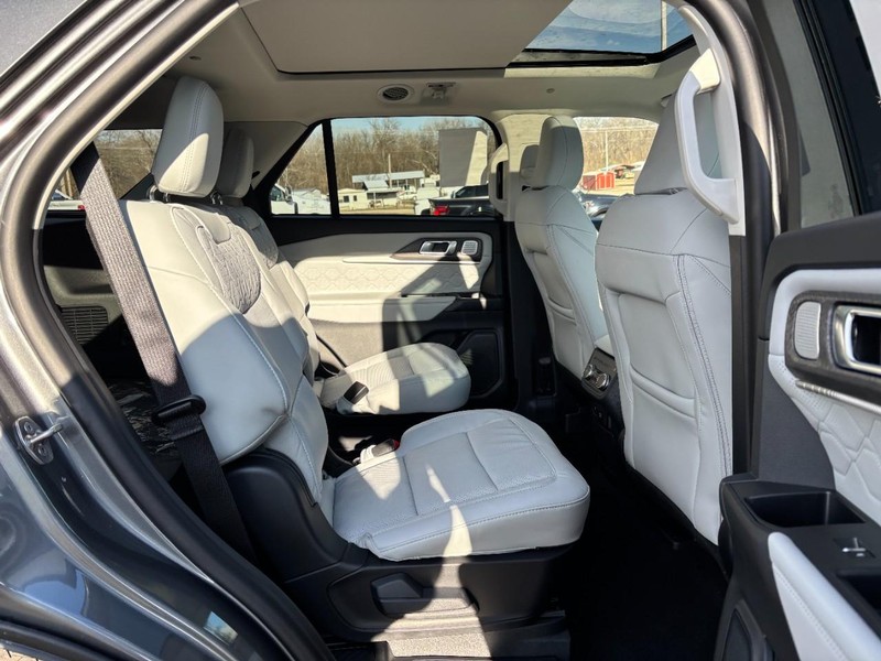 Ford Explorer Vehicle Full-screen Gallery Image 05