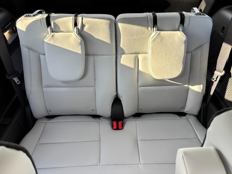 Ford Explorer Vehicle Full-screen Gallery Image 06