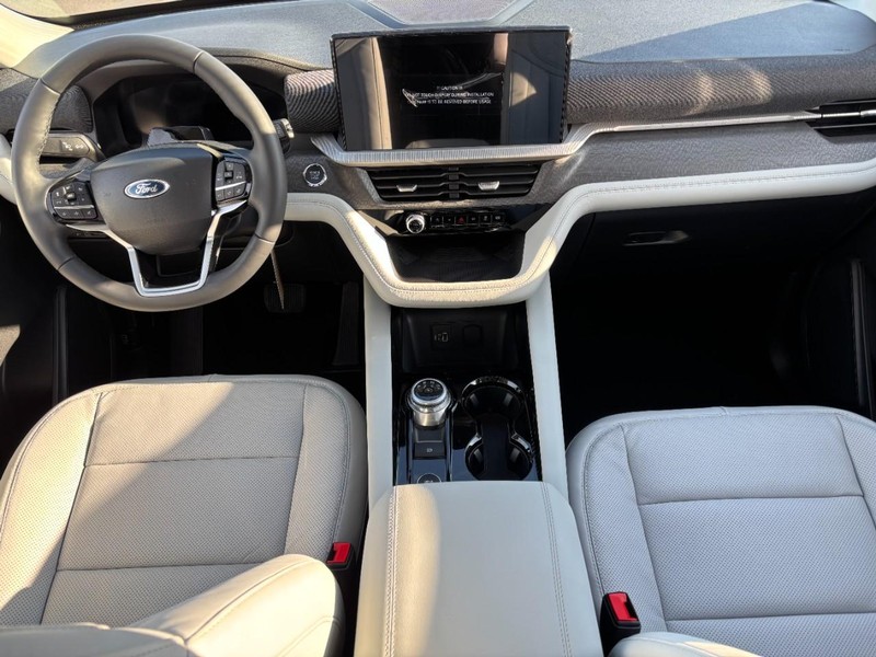 Ford Explorer Vehicle Full-screen Gallery Image 07