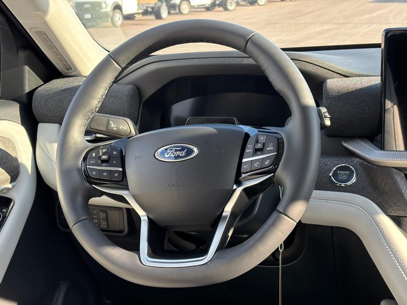 Ford Explorer Vehicle Full-screen Gallery Image 08