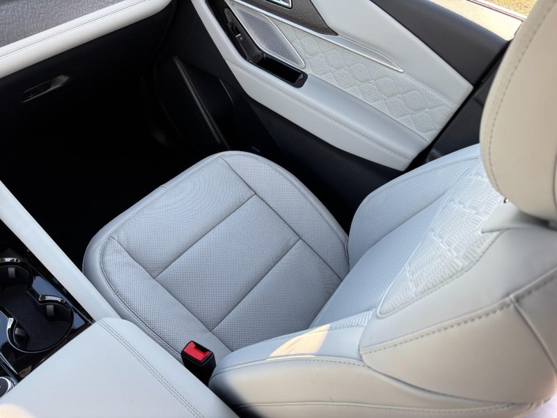 Ford Explorer Vehicle Full-screen Gallery Image 11