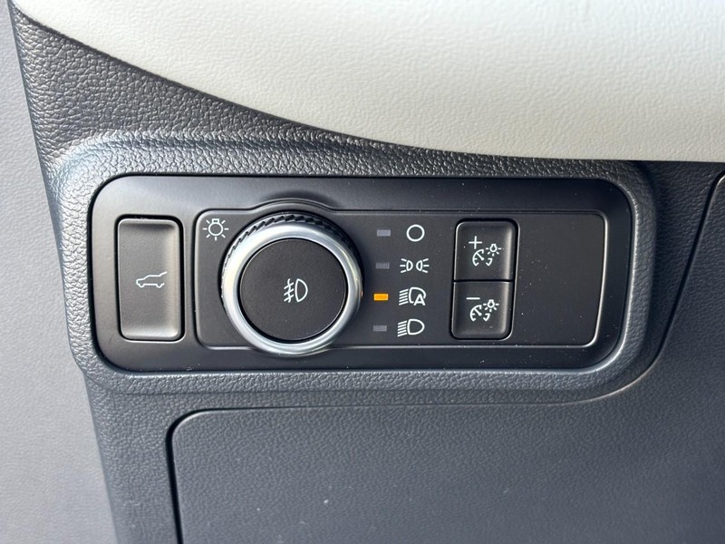 Ford Explorer Vehicle Full-screen Gallery Image 12