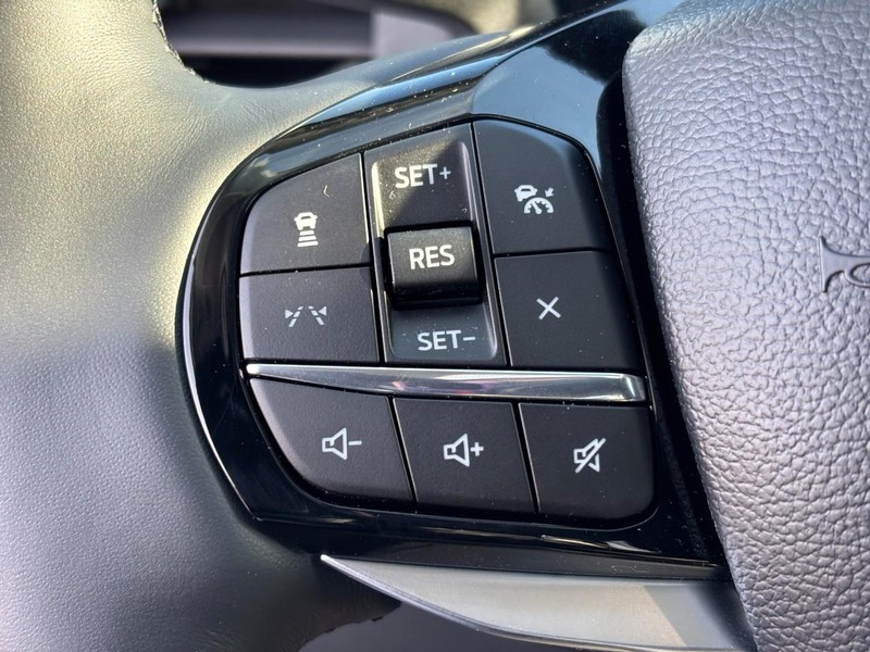 Ford Explorer Vehicle Full-screen Gallery Image 13