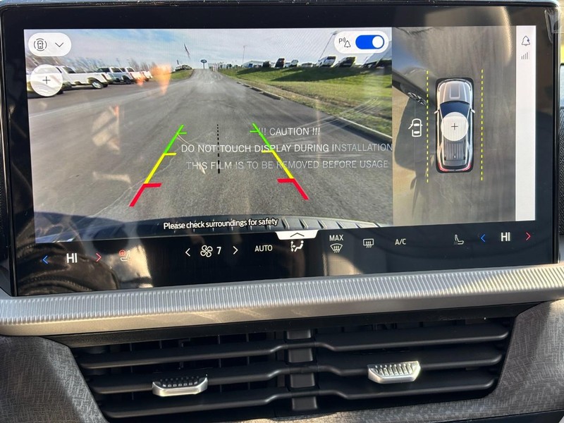 Ford Explorer Vehicle Full-screen Gallery Image 17