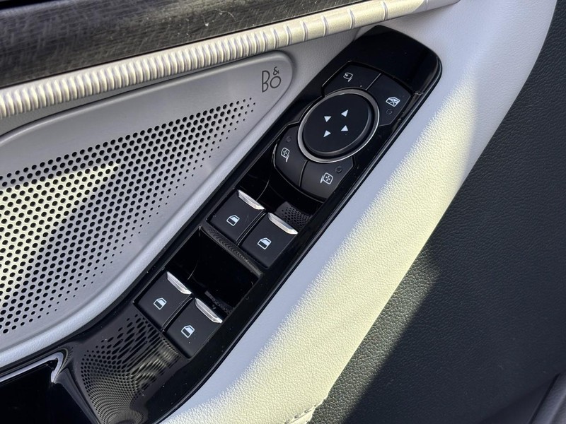 Ford Explorer Vehicle Full-screen Gallery Image 20