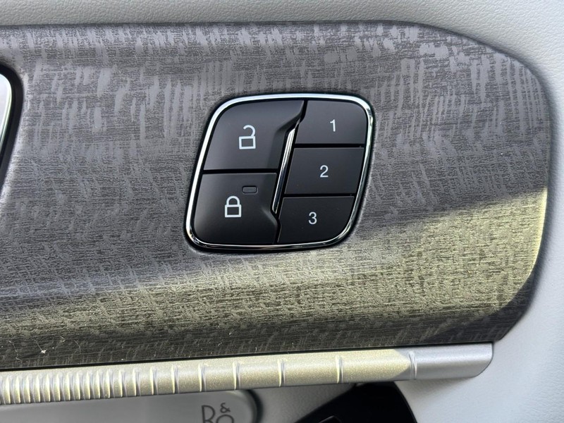 Ford Explorer Vehicle Full-screen Gallery Image 21